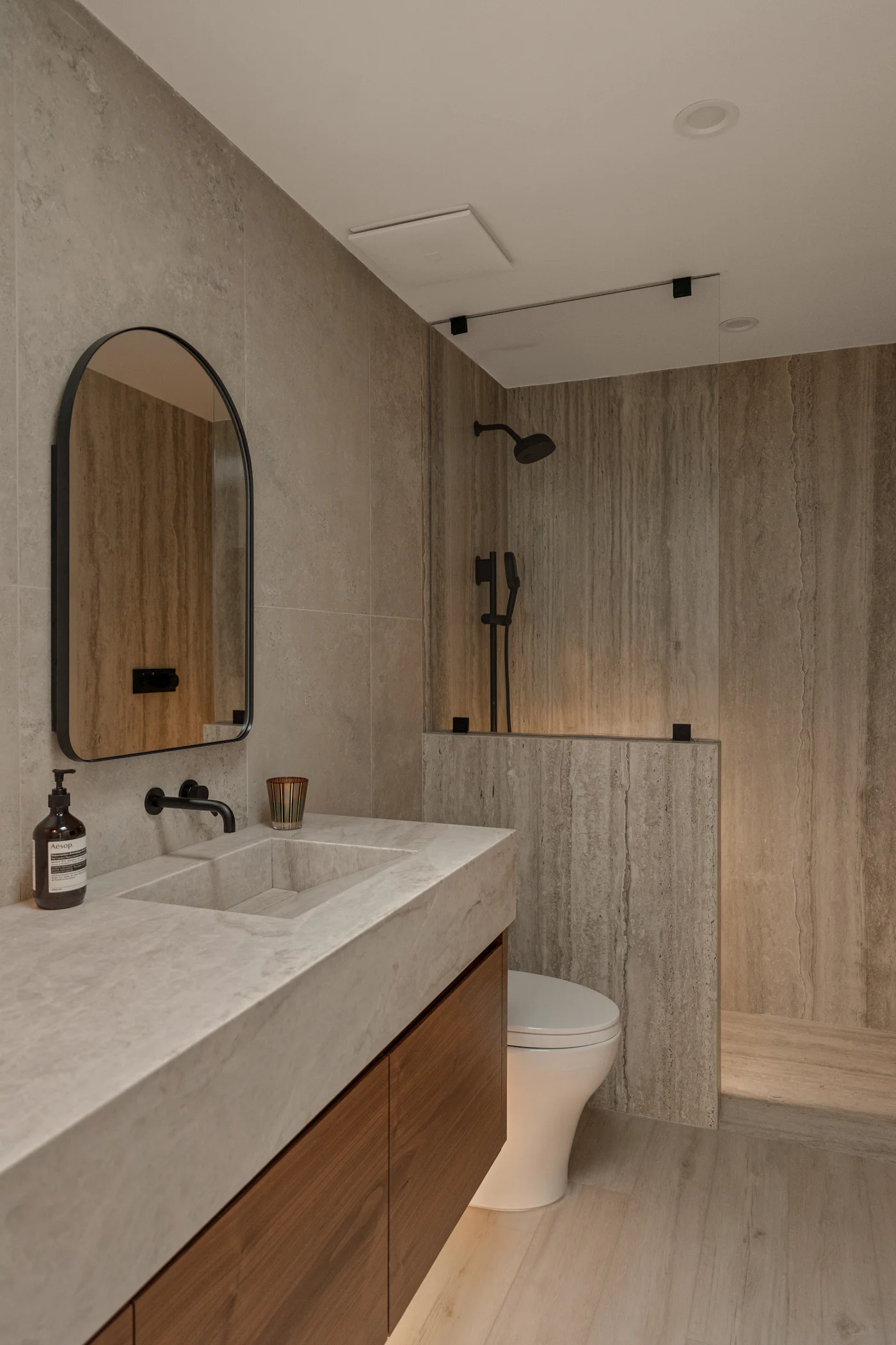 Baie renovată cu plăci de piatră și mobilier de lemn